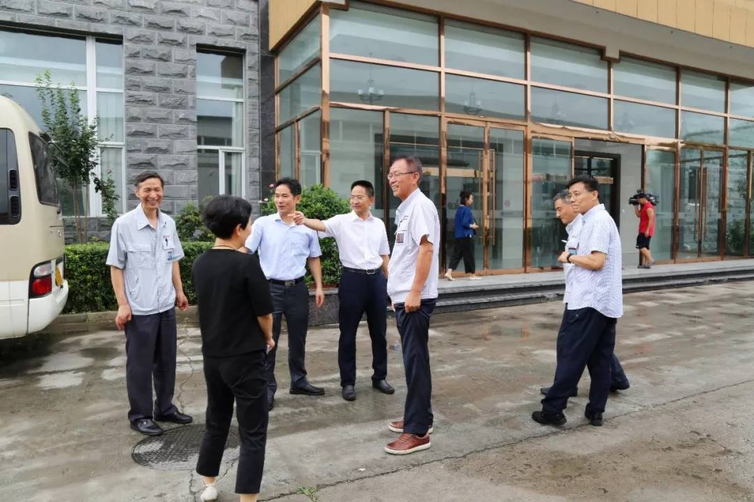東華原醫(yī)療董事長(zhǎng)接見總工會(huì)成員